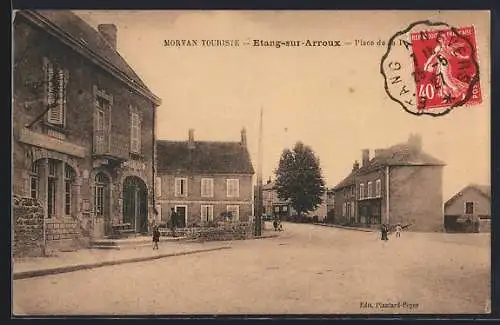 AK Etang-sur-Arroux, Place de l`Hôtel de ville avec des bâtiments et des passants