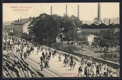 AK Digoin /Saone-et-Loire, La Faiencerie, Sortie des Ouvriers