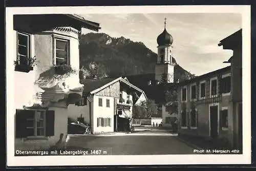 AK Oberammergau, Strassenszene mit Kirche