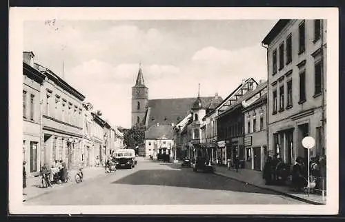 AK Bernau / Berlin, Thälmannstrasse mit Passanten