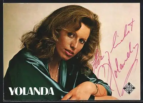 AK Musikerin Yolanda in dunkel-türkiser Satin-Bluse, mit Autograph