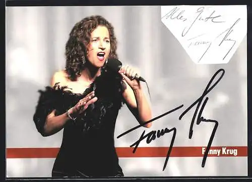AK Musikerin Fanny Krug im Bühnen-Kostüm beim Singen, mit Autograph