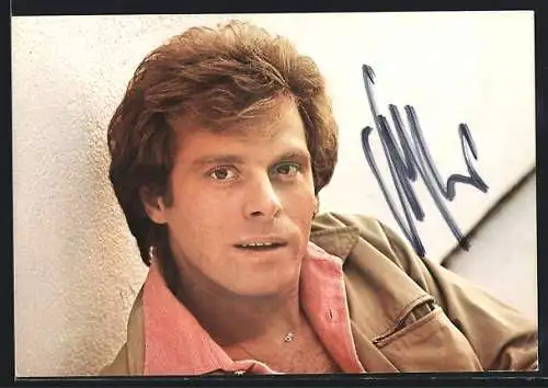 AK Musiker Tony Holiday mit lachs-farbenem Hemd und beiger Jacke, mit Autograph