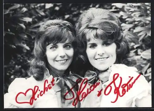 AK Musikerduo Heidi und Karin lächelnd nebeneinander, mit Autograph