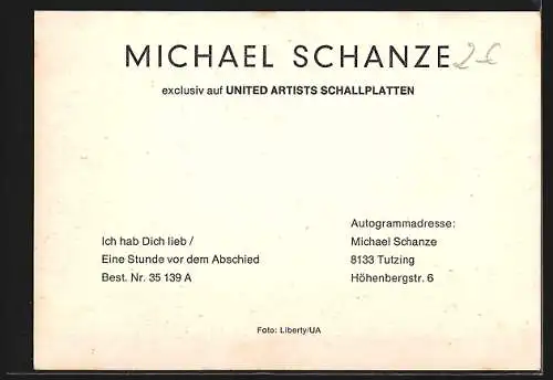 AK Musiker Michael Schanze lächelnd auf einer Wiese sitzend, mit Autograph