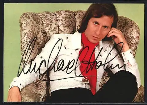 AK Musiker Michael Holm sitzt nachdenklich in einem Sessel, mit Autograph