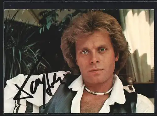 AK Musiker Tony Holiday mit stoischem Blick und Kette, mit Autograph