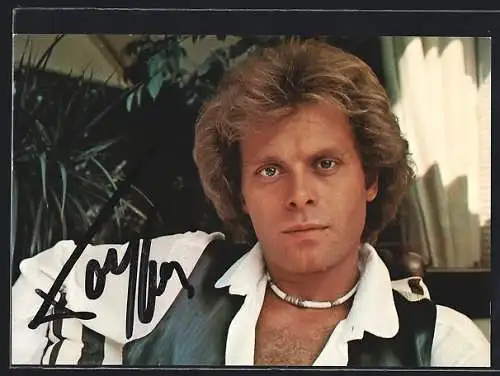 AK Musiker Tony Holiday mit Kette und stoischem Blick, Autograph