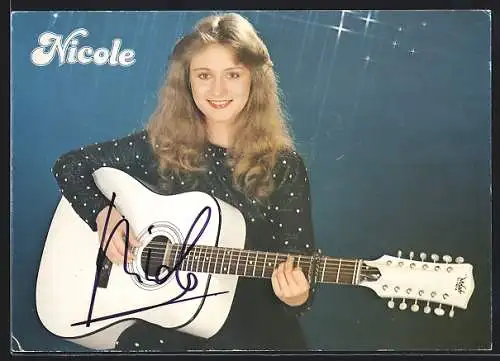 AK Musikerin Nicole mit weisser Gitarre, mit Autograph