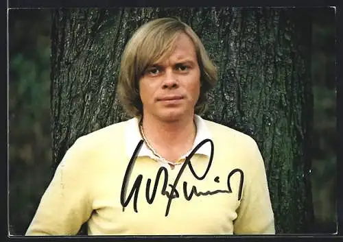 AK Musiker Volker Lechtenbrink mit ernstem Blick vor einem Baum, mit Autograph