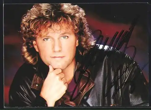 AK Musiker Bernhard Brink schaut nachdenklich in die Kamera, mit Autograph