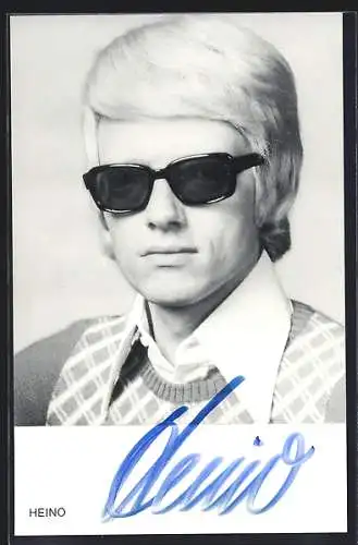 AK Musiker Heino mit seiner Sonnenbrille in Hemd und Pullover, mit Autograph