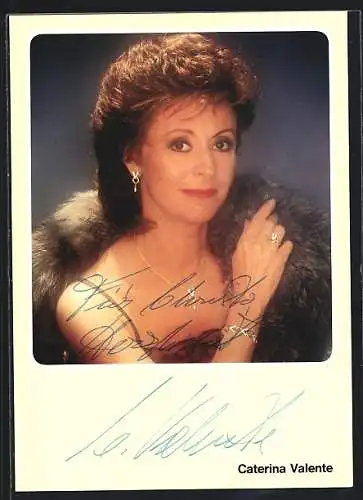 AK Musikerin Caterina Valente mit edlem Schmuck und Pelzmantel, mit Autograph