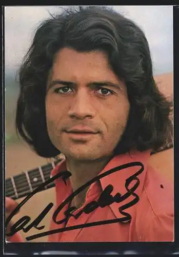 AK Musiker Costa Cordalis mit wallendem Haar und Gitarre auf der Schulter, mit Autograph