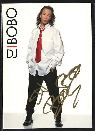 AK Musiker DJ Bobo mit langem Haar in weissem Hemd mit roter Krawatte, mit Autograph