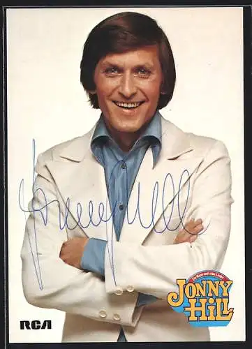 AK Musiker Jonny Hill mit verschränkten Armen in die Kamera lächelnd