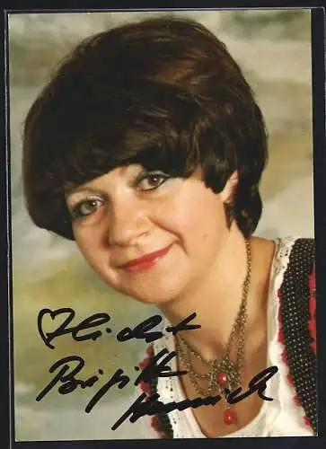 AK Musikerin Brigitte Hennrich mit kurzem Haar und elegantem Collier, mit Autograph