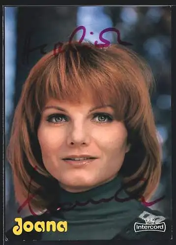 AK Musikerin Joana mit leichtem Lächeln in der Nahaufnahme, mit Autograph