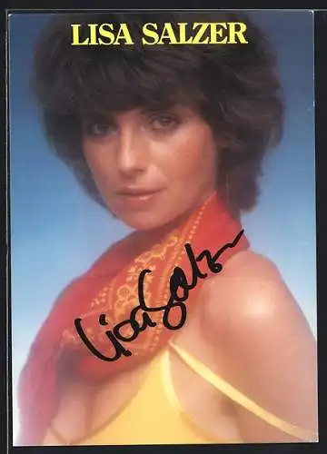 AK Musikerin Lisa Salzer mit rotem Halstuch im gelben Top, mit Autograph