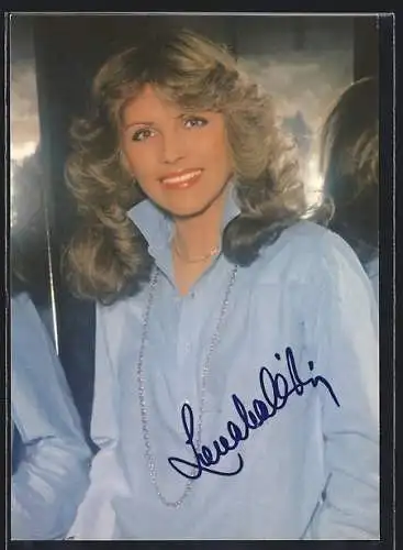 AK Musikerin Lena Valaitis mit lockigem Haar in blauer Bluse, mit Autograph