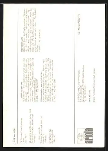 AK Musikerin Lena Valaitis lächelnd in Kamera blickend