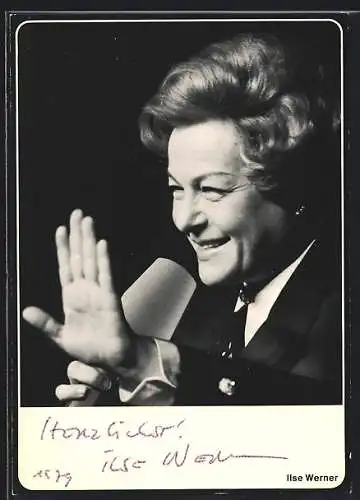 AK Musikerin Ilse Werner mit Mikrofon grüsst das Publikum, mit Autograph