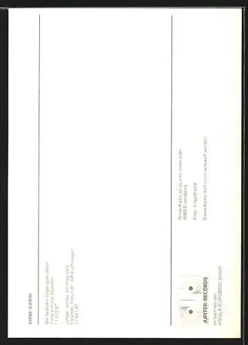 AK Musikerin Anne-Karin sitzend beim Gitarre spielen, mit Autograph