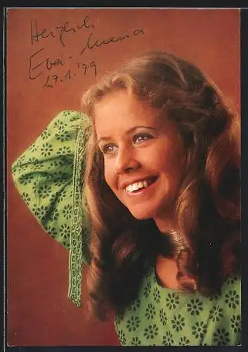AK Musikerin Eva-Maria mit breitem Lächeln in grün-gemusterter Bluse, mit Autograph