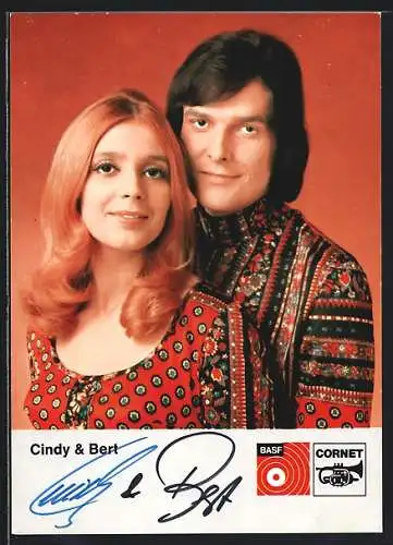 AK Musiker des Duos Cindy und Bert in inniger Pose, mit Autograph