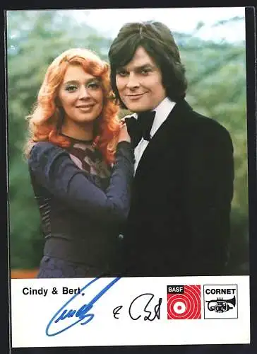 AK Musiker des Duos Cindy & Bert in eleganter Garderobe Arm in Arm, mit Autograph