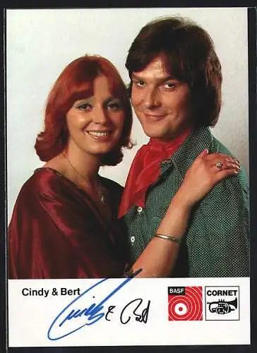 AK Musiker Cindy und Bert lächeln
