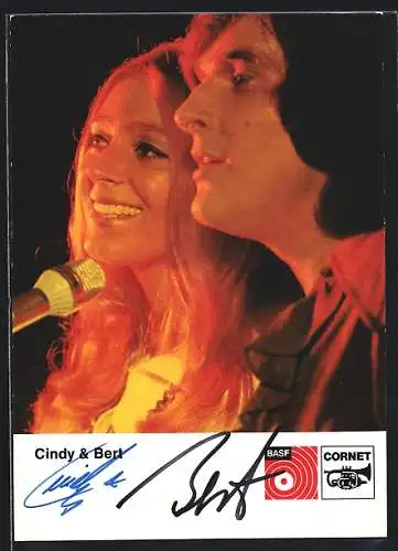 AK Musiker des Duos Cindy & Bert während eines Liedes am Mikrofon, mit Autograph