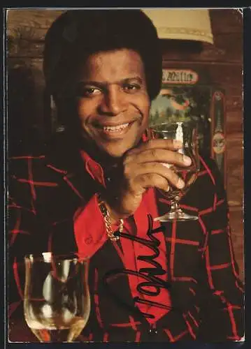 AK Musiker Roberto Blanco prostet mit einem Glas Weiswein, mit Autograph