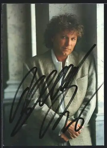 AK Musiker Bernhard Brink im Leinenanzug an einer Wand gelehnt, mit Autograph