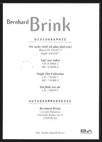 AK Musiker Bernhard Brink im Leinenanzug an einer Wand gelehnt, mit Autograph