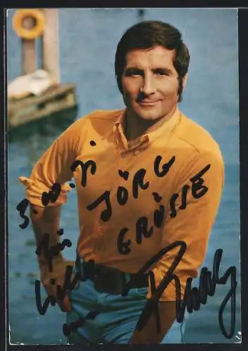 AK Musiker Freddy in Jeanshose und gelbem Hemd am Wasser, mit Autograph