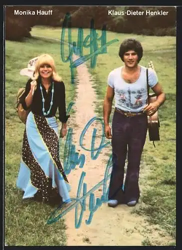 AK Musiker-Duo Hauff & Henkler mit ihren Instrumenten auf einem Feldweg, mit Autograph