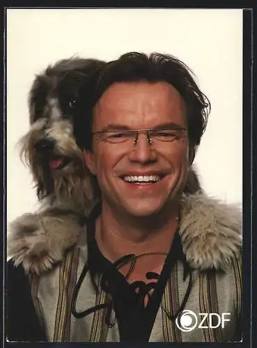 AK Musiker Wolfgang Lippert breit lächelnd mit seinem Hund auf der Schulter, mit Autograph