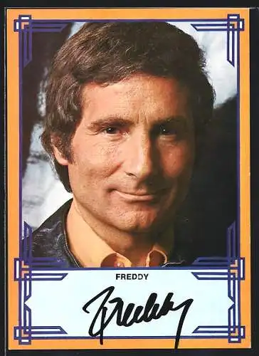 AK Musiker Freddy lächelnd mit einem orangenen Hemd, mit Autograph