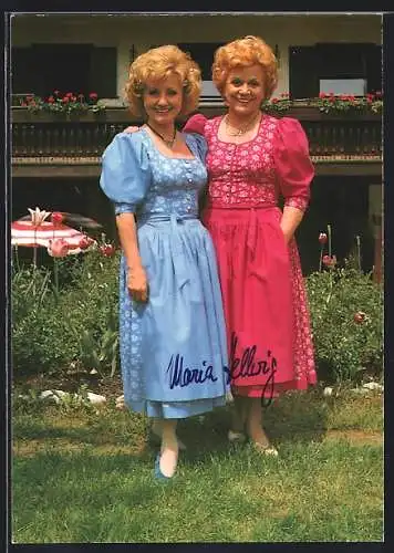 AK Musikerinnen Maria und Margot Hellwig in farbenfrohen Kleidern vor einem Haus, mit Autograph