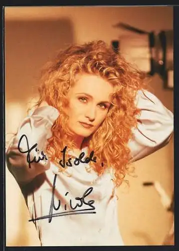 AK Musikerin Nicole in glänzender Jacke, Autograph