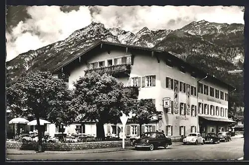 AK Garmisch, Strassenpartie am Gasthof zum Lamm am Marktplatz