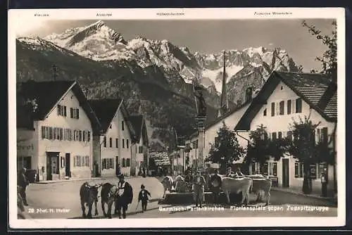 AK Garmisch-Partenkirchen, Floriansplatz gegen Zugspitzgruppe, Kreuzeck, Alpspitze, Höllentalspitzen