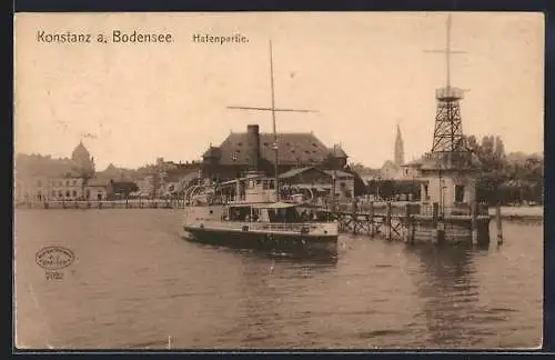 AK Konstanz a. Bodensee, Hafenpartie mit Dampfer