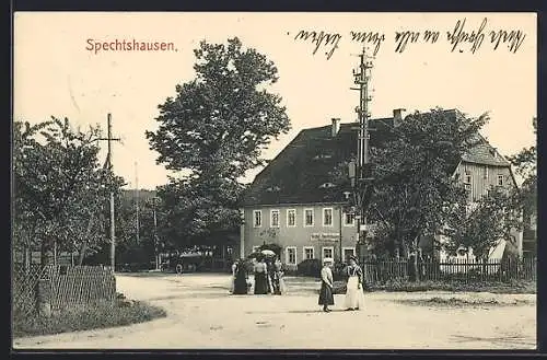 AK Spechtshausen, Bahnübergang mit Gasthof zu Spechtshausen Emil Lützner, Damen mit Schirmen