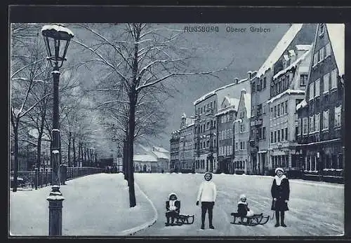 AK Augsburg, Strasse Oberer Graben im Winter, Kinder mit Schlitten