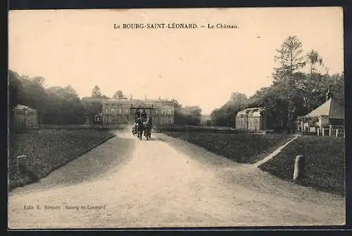 AK Le Bourg-Saint-Léonard, Le Château et l`allée centrale avec une calèche