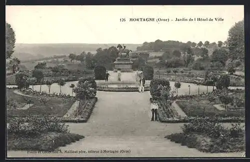 AK Mortagne, Jardin de l`Hôtel de Ville avec statue centrale et aménagement paysager