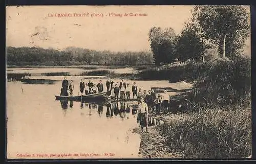 AK La Grande Trappe, L`Etang de Chaumont avec des personnes au bord et sur des barques