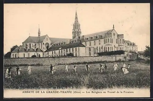 AK Soligny-la-Trappe, Les religieux au travail de la fenaison à l`abbaye de la Grande-Trappe, Orne